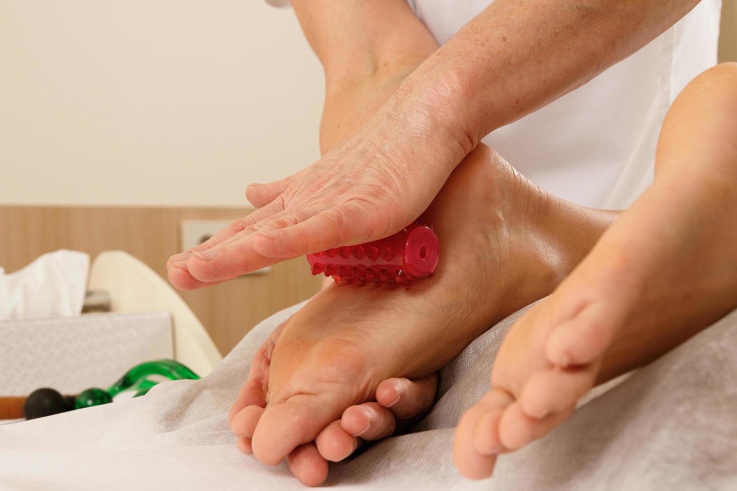 massoterapia profissional - massagem nos pés com ferramentas especiais foto