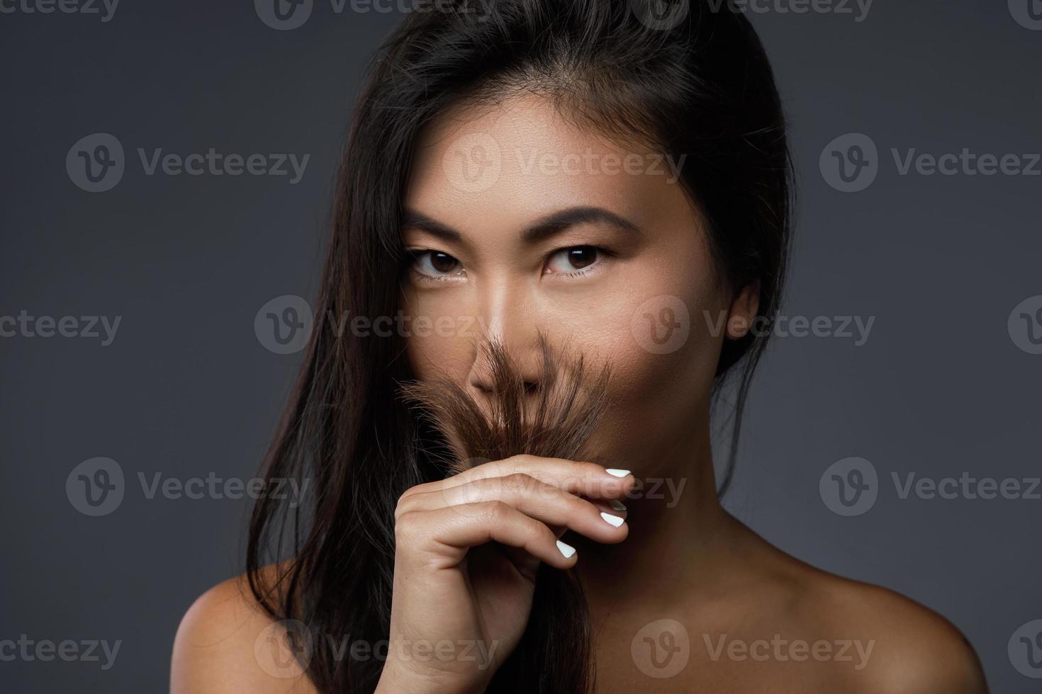 linda mulher asiática com um cabelo preto saudável foto