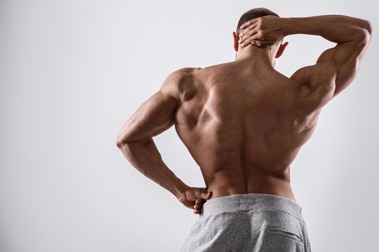 homem bonito e musculoso posando no estúdio foto