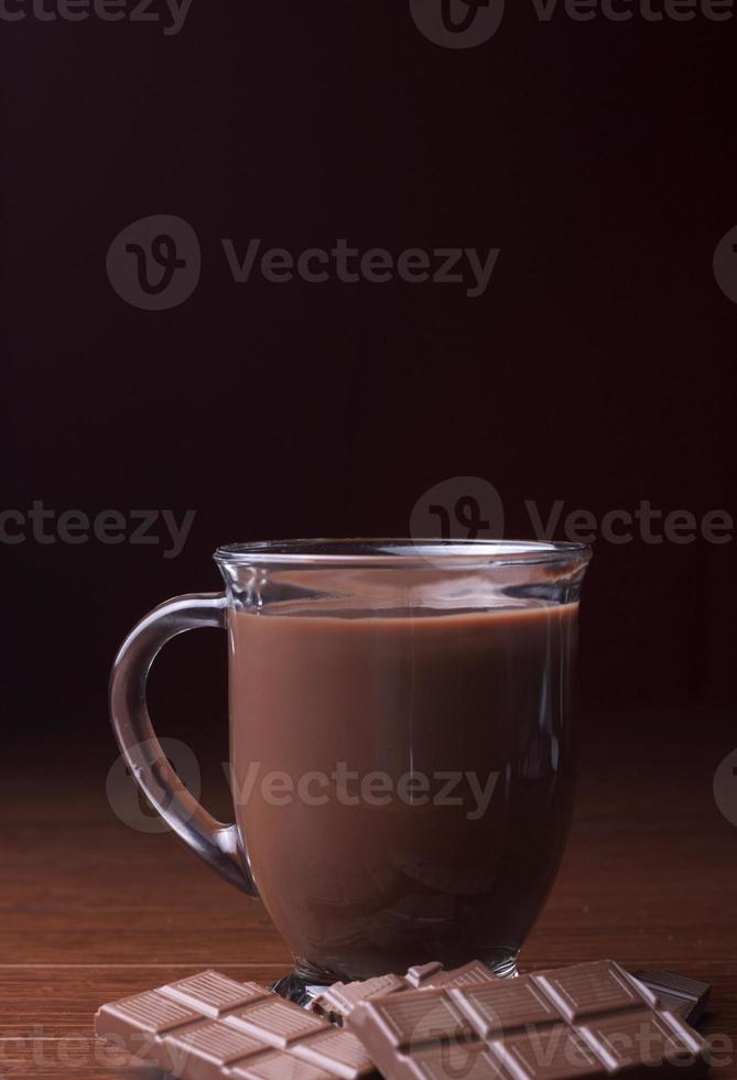 chocolate quente em uma caneca de vidro foto