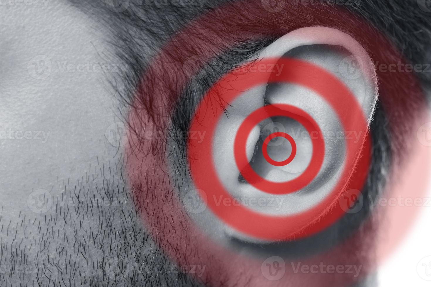 closeup de orelha masculina ferida com fonte de dor foto