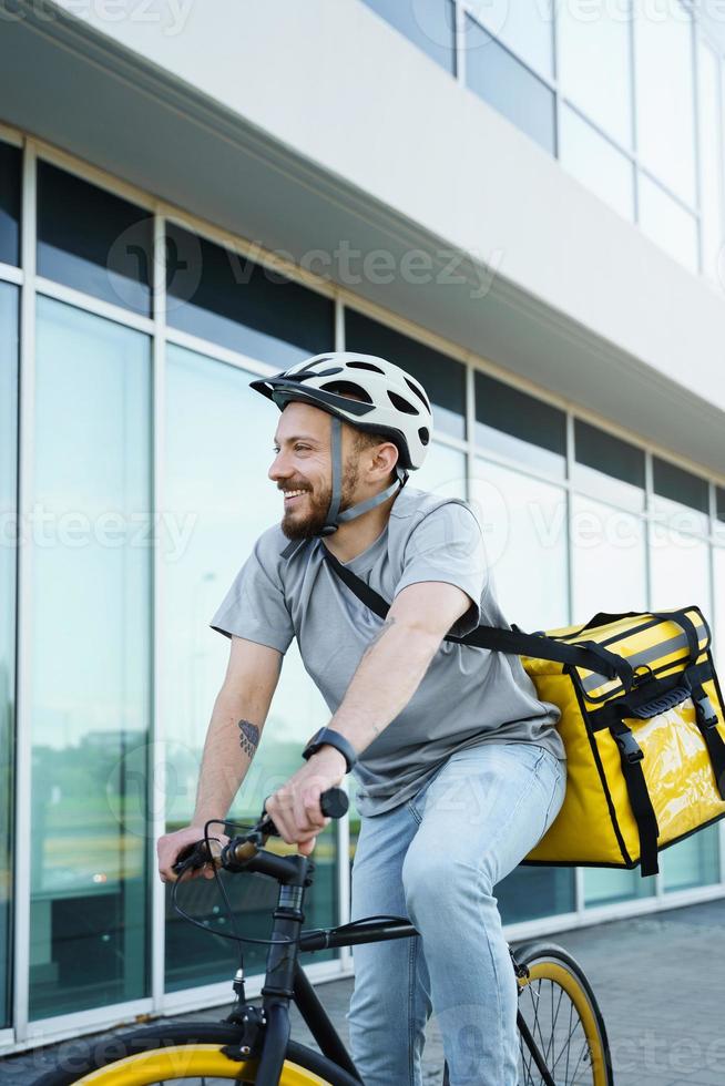 correio de entrega expressa andando de bicicleta com bolsa isolada. foto