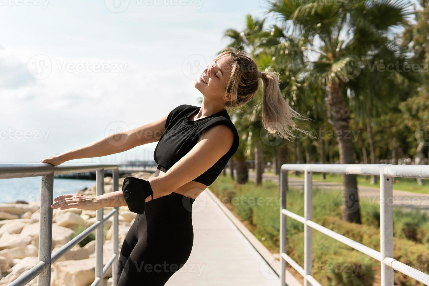 mulher atlética despreocupada usando máscara facial no antebraço foto