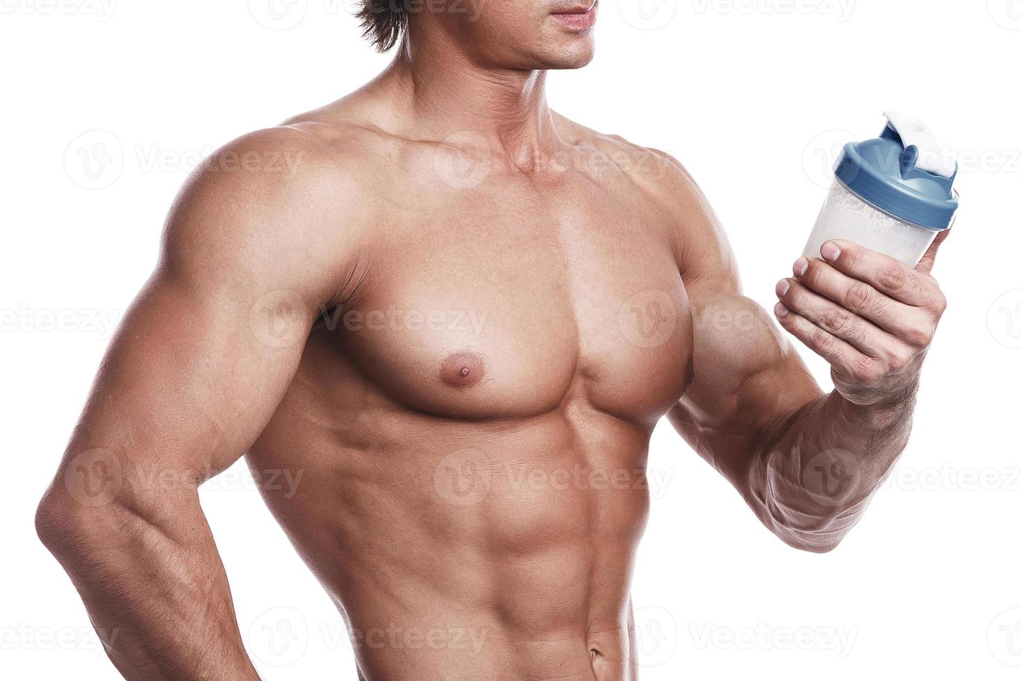 fisiculturista muscular com um shaker cheio de proteína de soro de leite foto