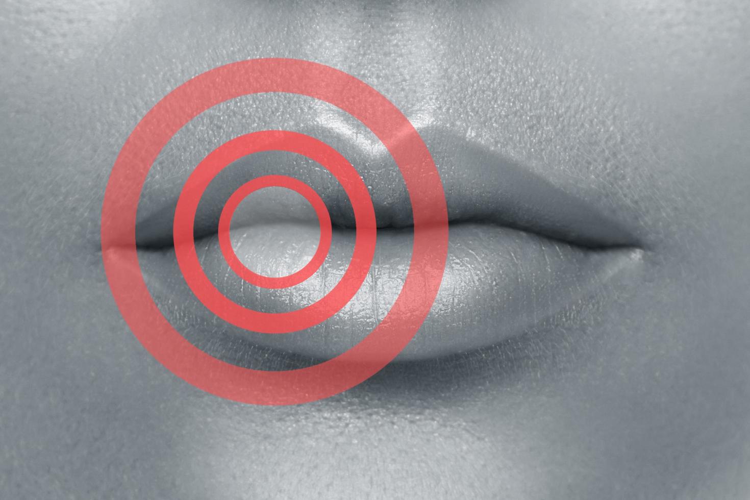 lábios com círculos vermelhos. área afetada ou problemática. conceito de saúde ou beleza. foto