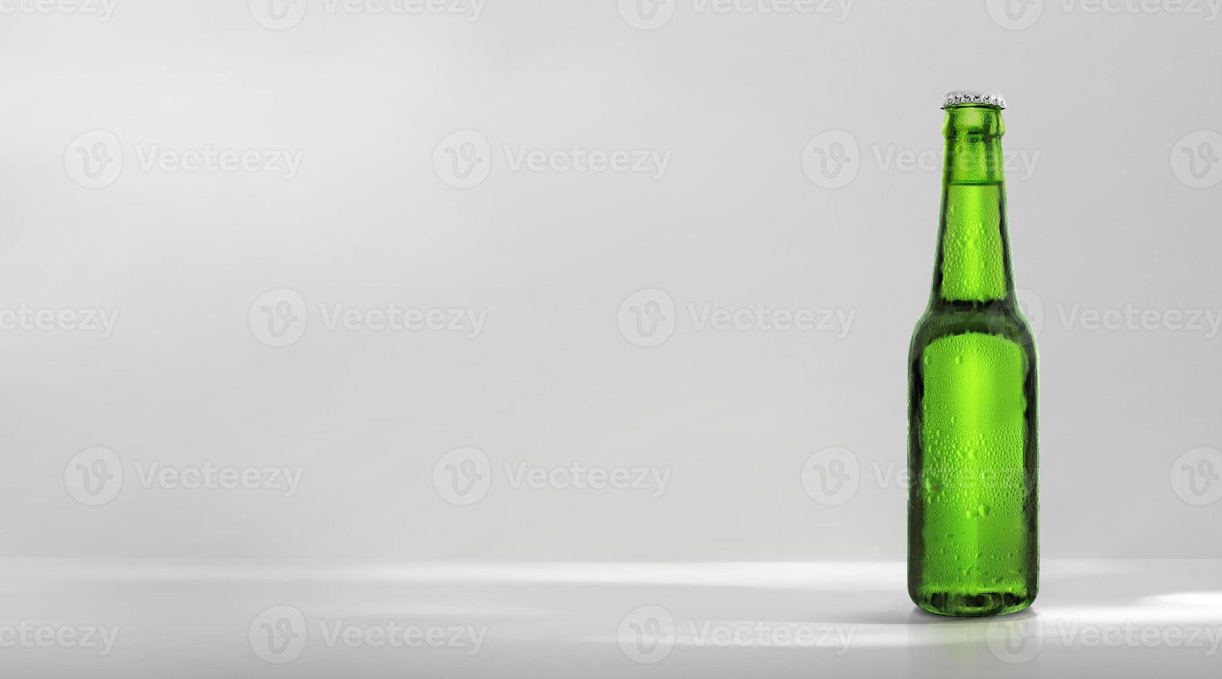 garrafa de cerveja verde com conta-gotas no fundo branco foto