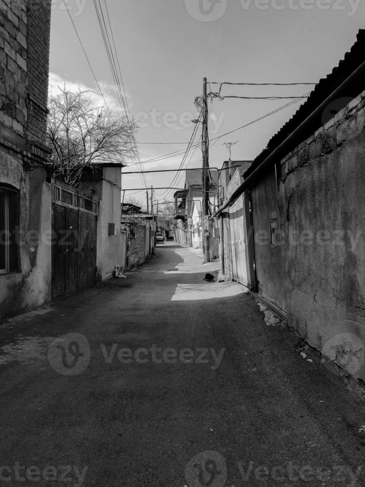 rua estreita, viela, túnel com casas antigas, prédios nas laterais em uma área pobre da cidade, favelas. foto vertical