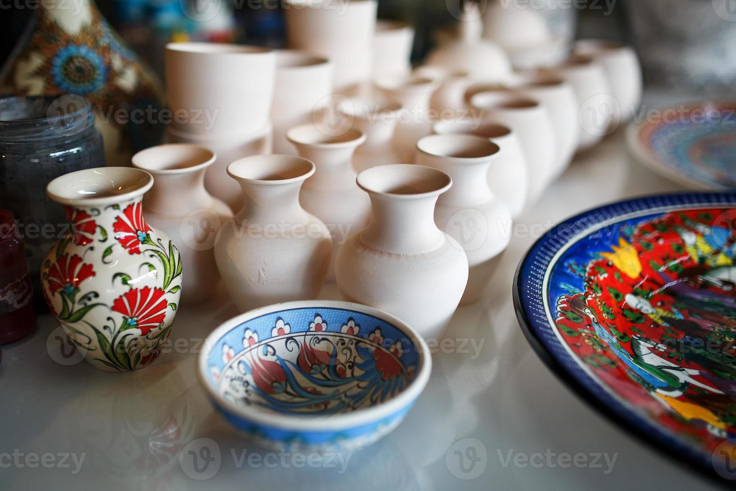 pintura de pratos de porcelana com as mãos de um artesão profissional. foto