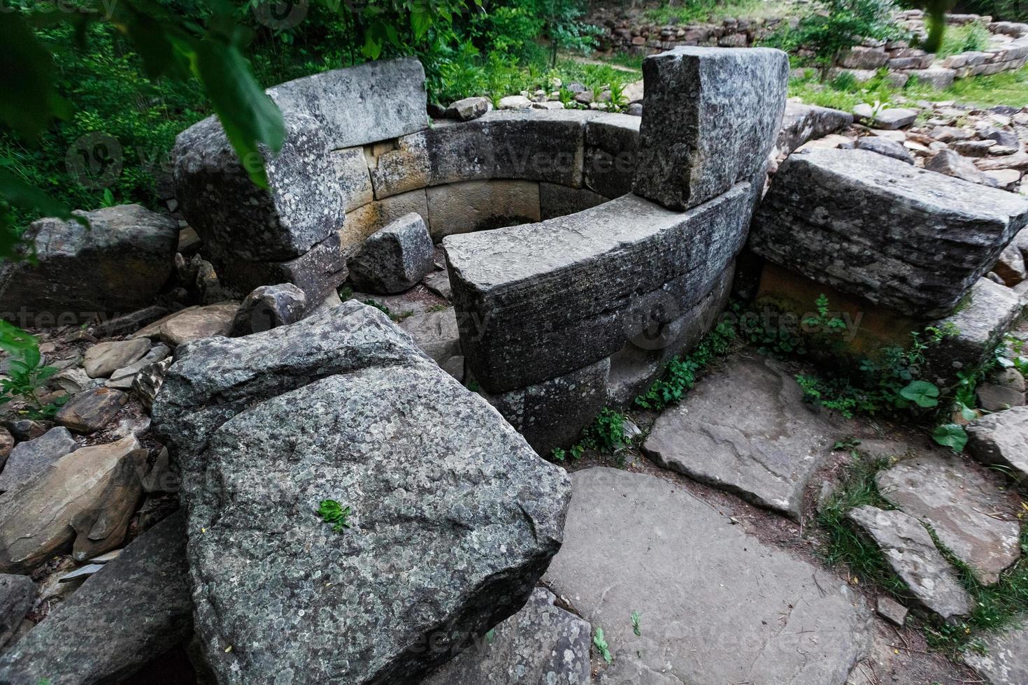 antiga dólmen arruinada redonda no vale do rio jean, monumento de arqueologia estrutura megalítica foto