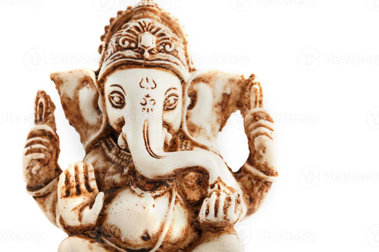 deus hindu ganesh em um fundo preto. estátua com varetas aromáticas de fumaça de incenso foto