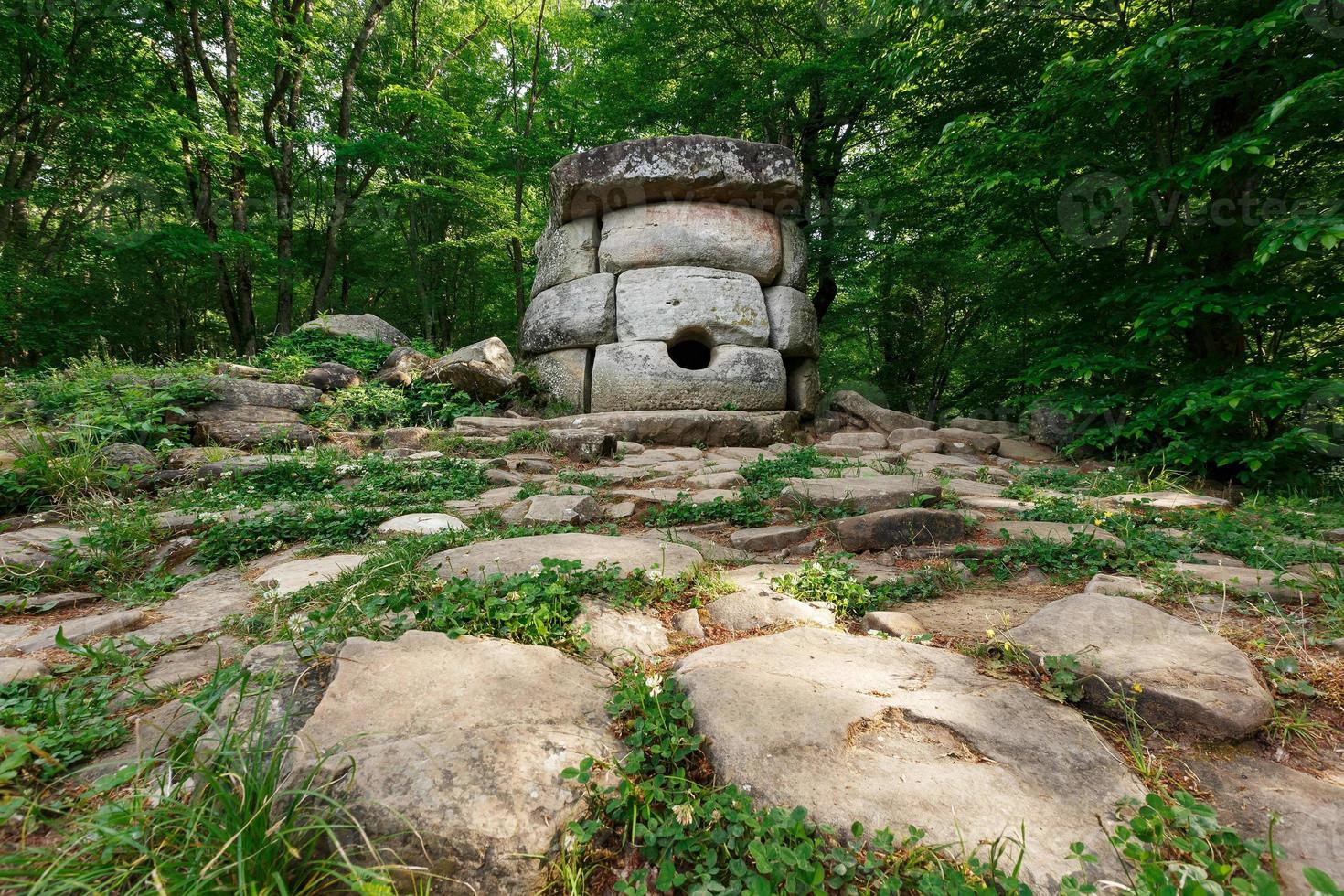 antigo dolmen composto redondo no vale do rio jean, monumento de arqueologia estrutura megalítica. foto