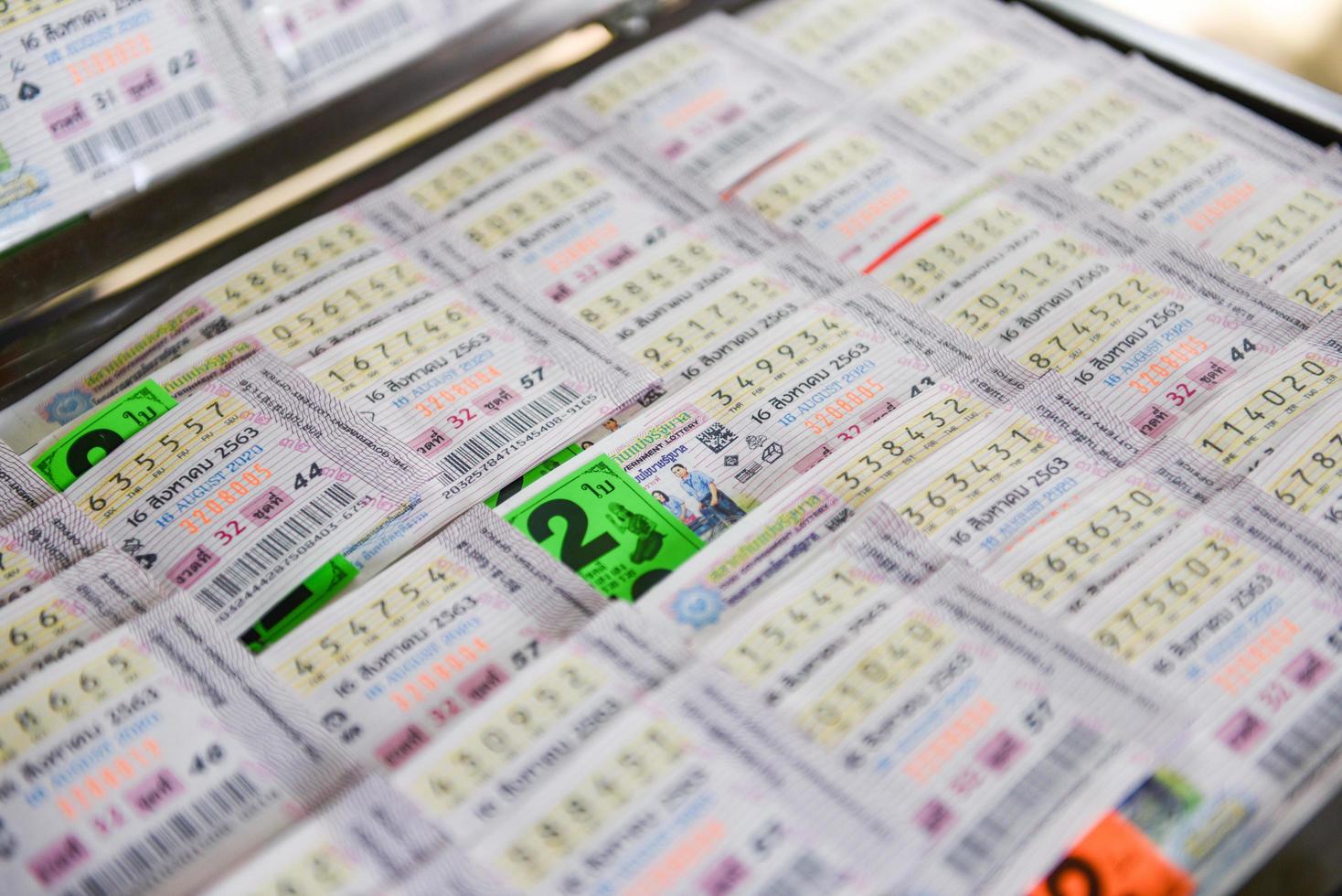 bilhetes de loteria tailandesa em caixa aberta na rua tailândia foto