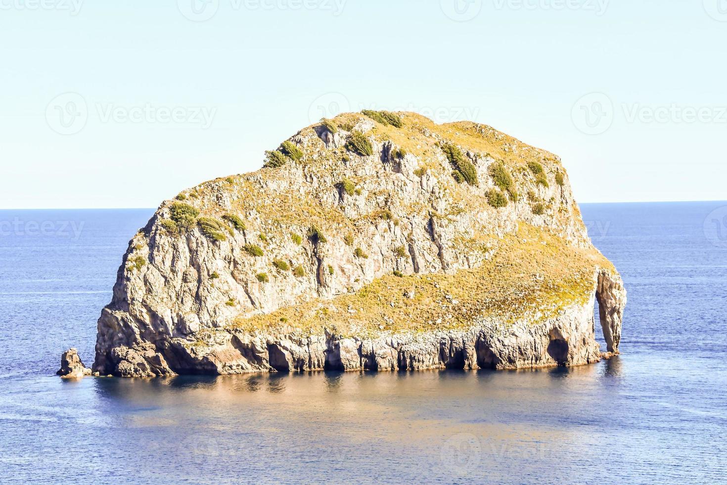 formações rochosas perto da praia foto