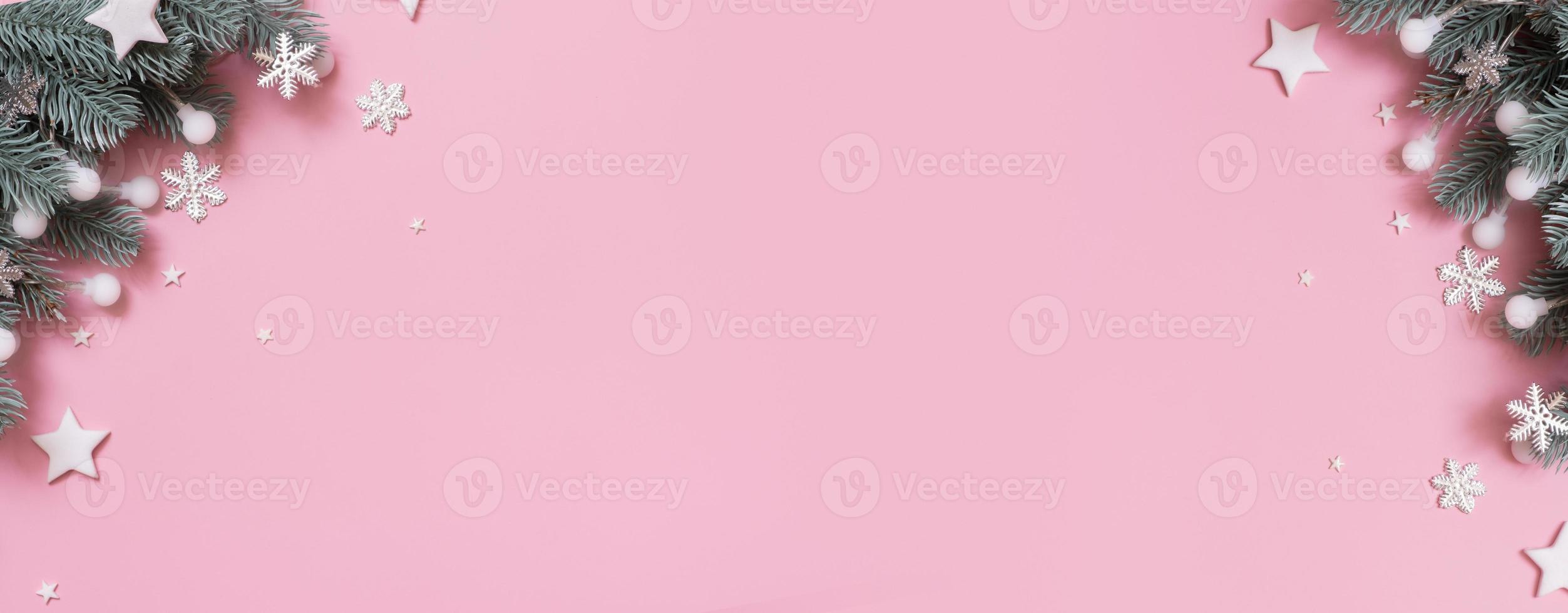 banner com vista superior de decoração de ano novo de natal, plano deitado no fundo rosa com espaço de cópia foto