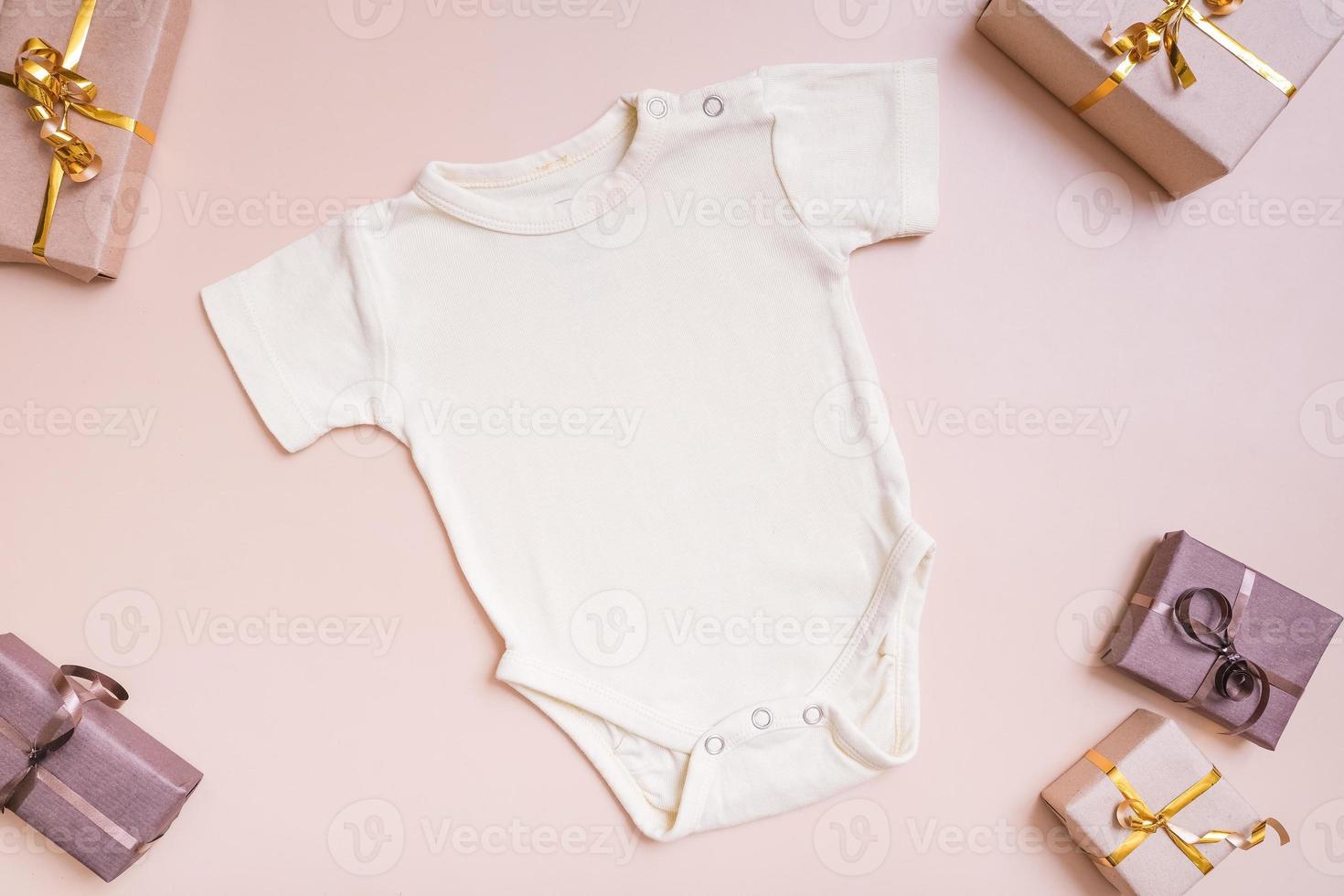 maquete de roupas de bebê para logotipo, texto ou design em fundo bege com vista superior de decorações de inverno foto