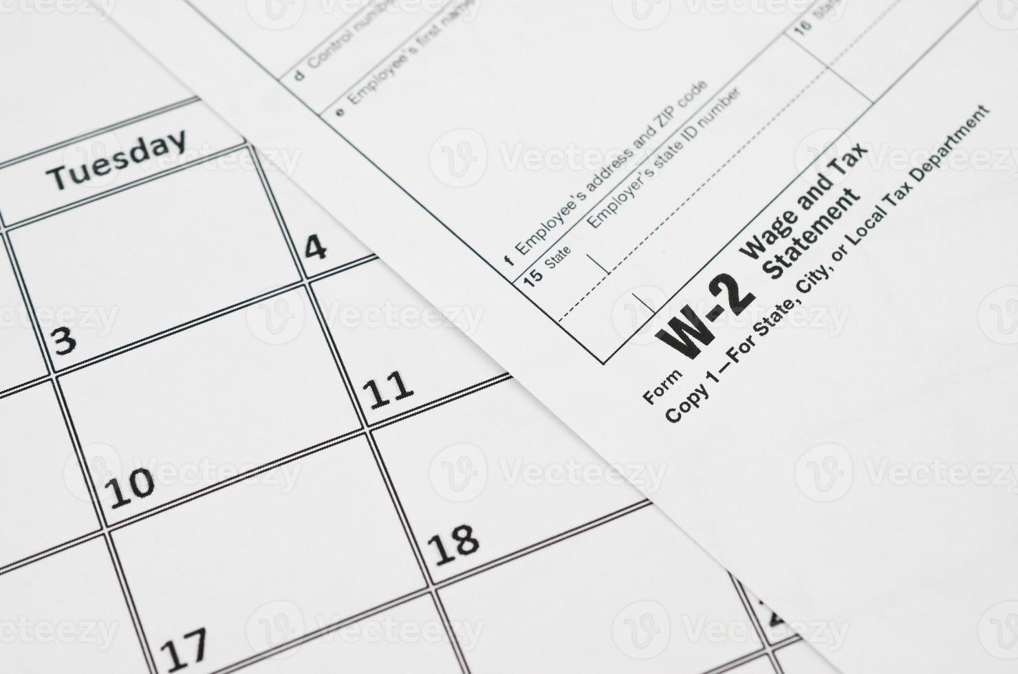 w-2 declaração de salários e impostos em branco encontra-se na página de calendário vazia foto
