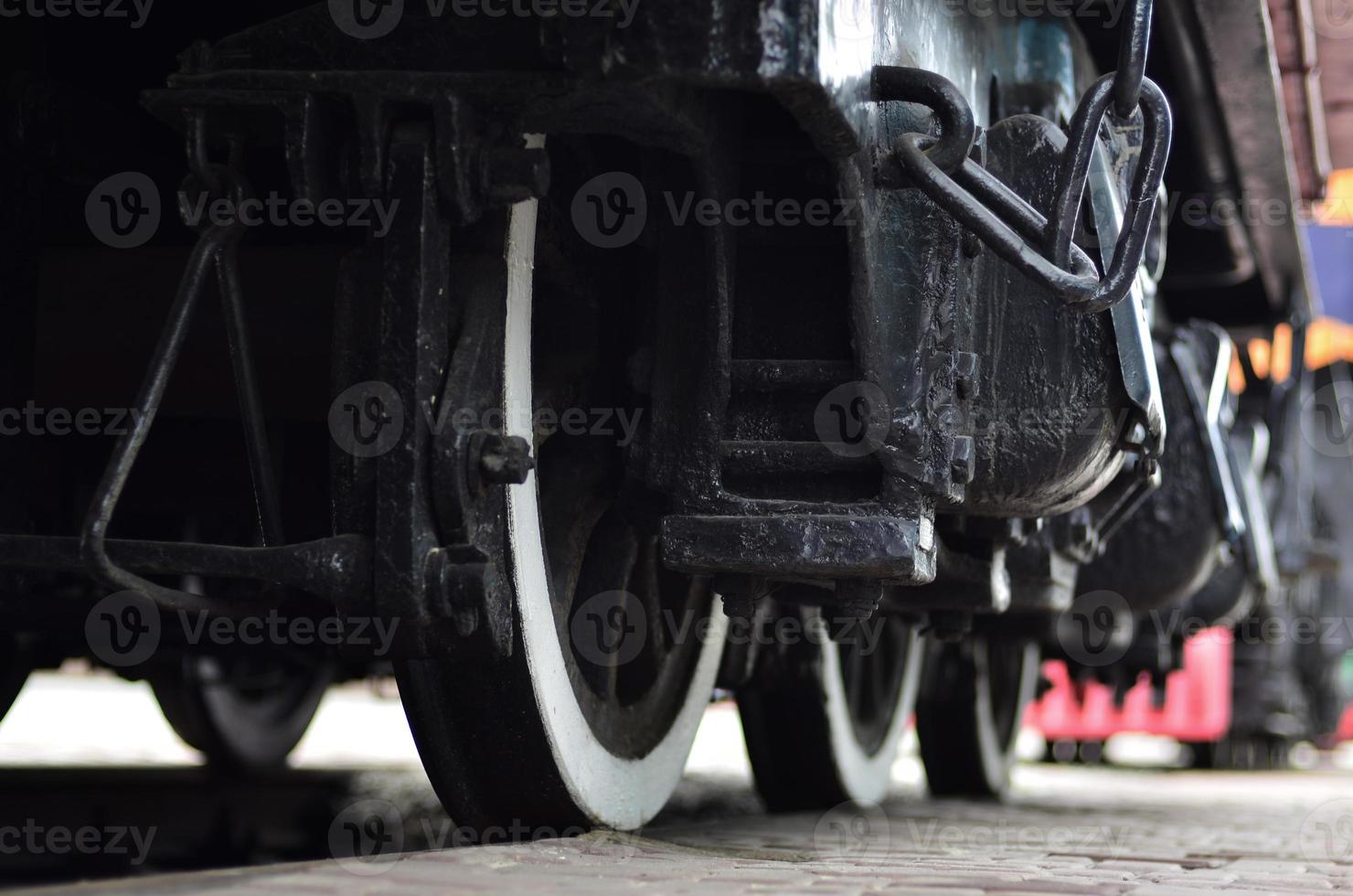 rodas de uma locomotiva moderna russa foto