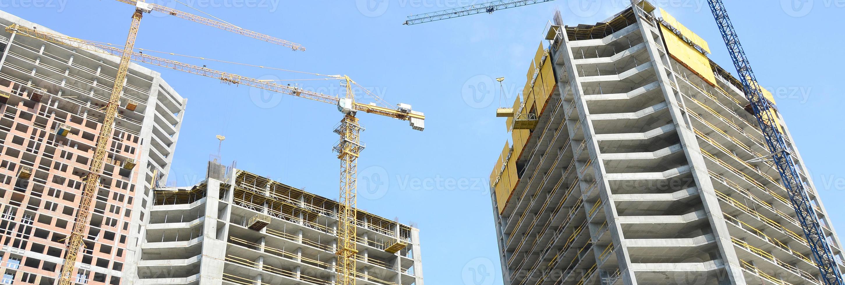 local de construção. arranha-céus edifícios de vários andares em construção foto