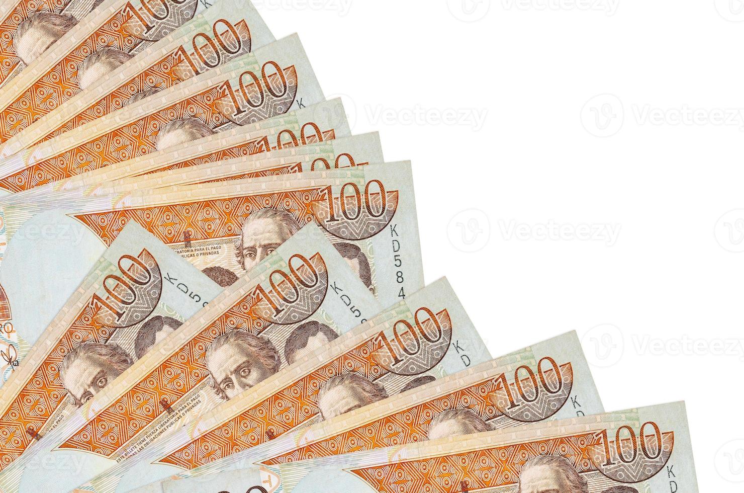 Notas de 100 pesos dominicanos estão isoladas em fundo branco com espaço de cópia empilhado em um ventilador fechado foto