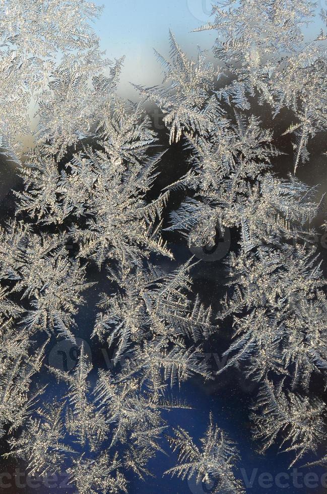macro de geada de flocos de neve no painel de vidro da janela foto