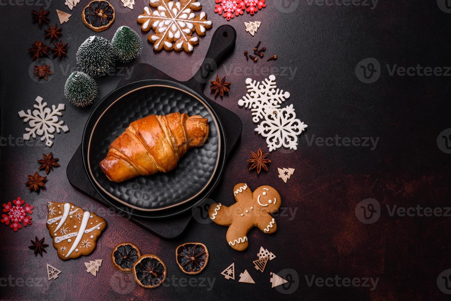 lindas decorações diferentes de natal e croissant em uma mesa de concreto marrom foto