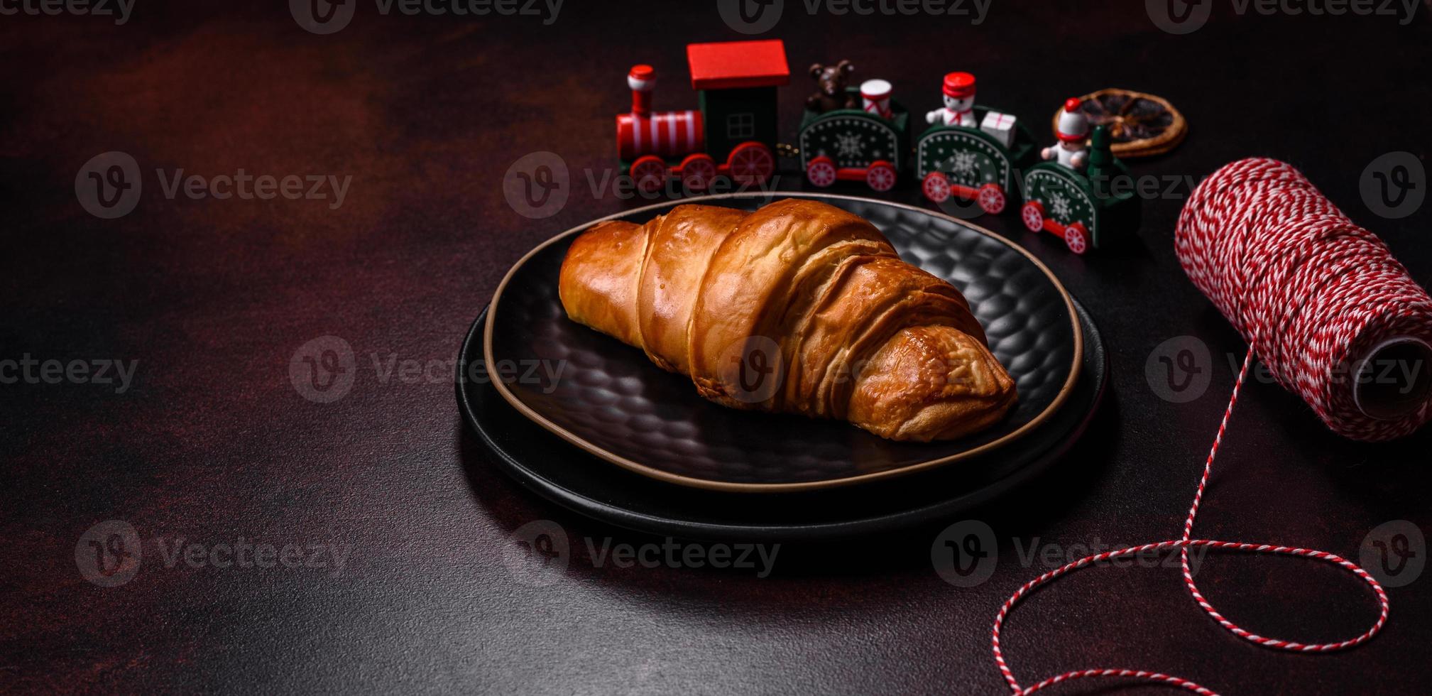 lindas decorações diferentes de natal e croissant em uma mesa de concreto marrom foto