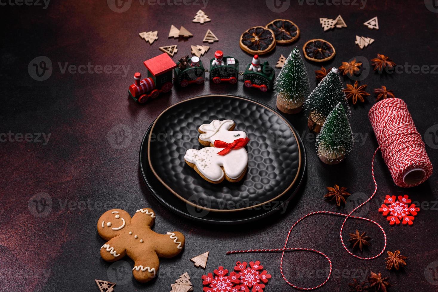 lindas decorações diferentes de natal e pão de gengibre em uma mesa de concreto marrom foto