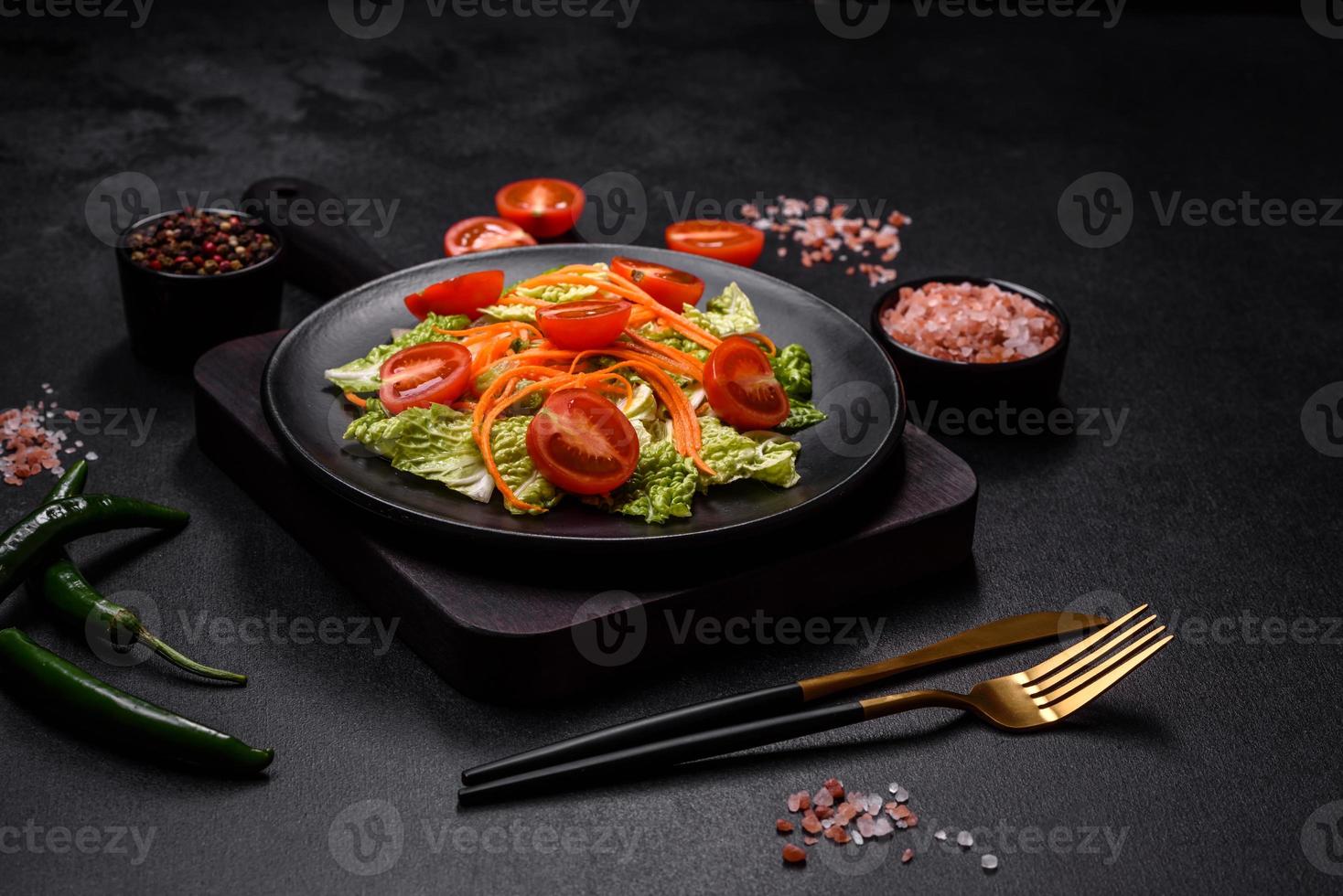 couve chinesa com cenoura e maçã, deliciosa salada foto