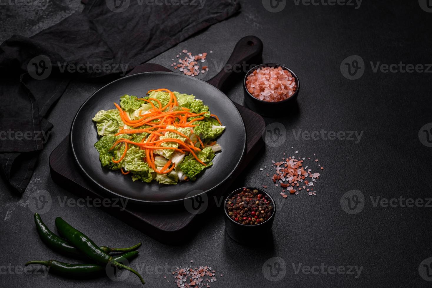 couve chinesa com cenoura e maçã, deliciosa salada foto