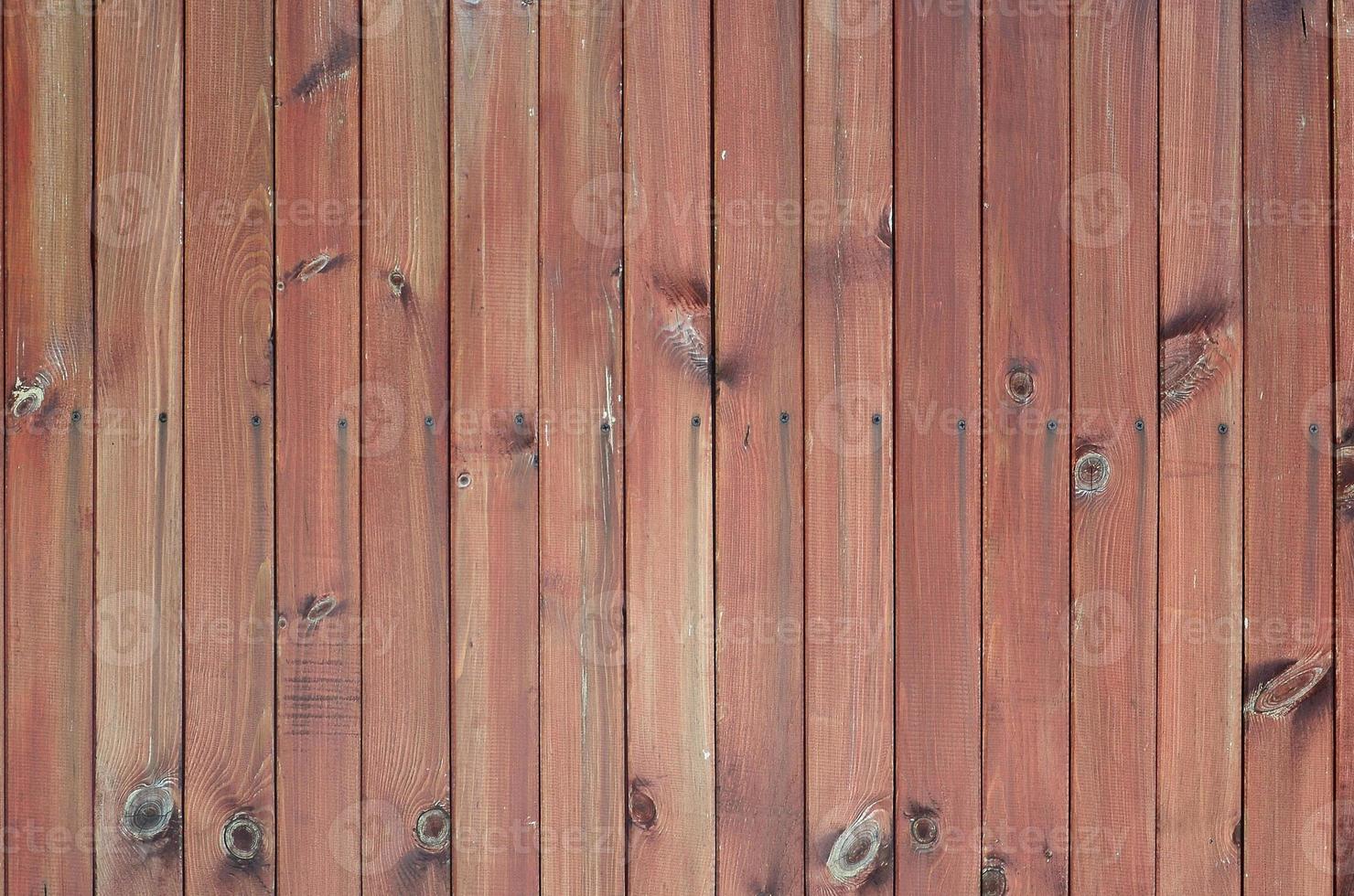 close-up de painéis de vedação de madeira marrom. muitas pranchas de madeira verticais foto