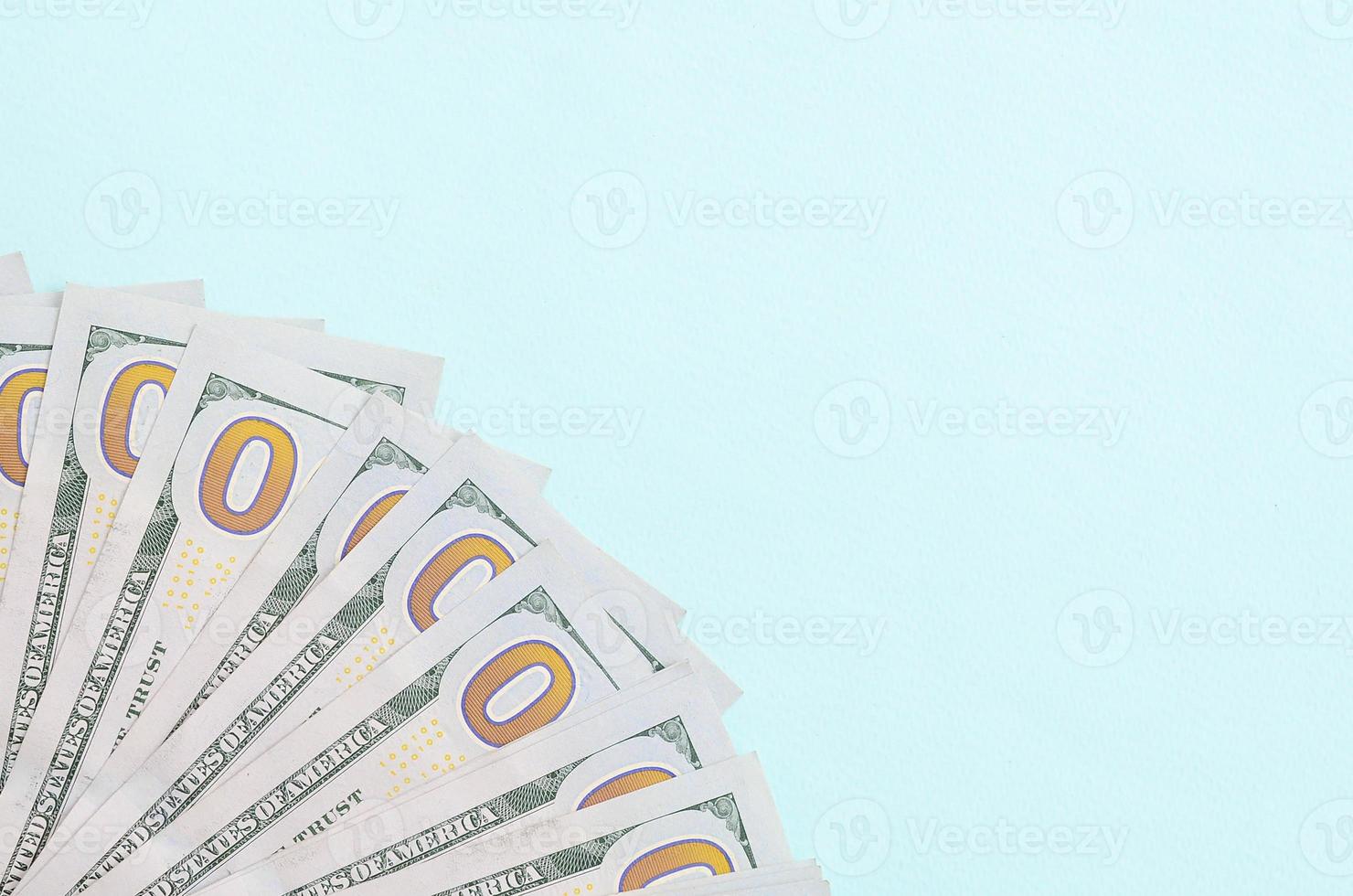 fã de notas de um dólar americano de um novo design encontra-se em um fundo azul claro foto
