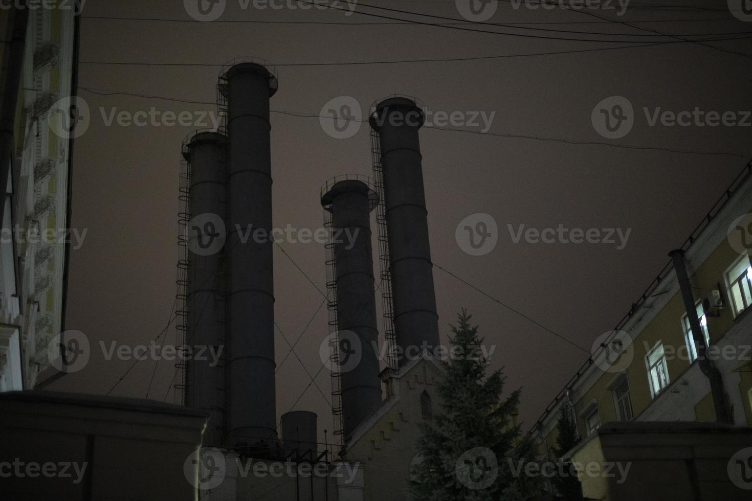 fábrica à noite. tubos no escuro. zona industrial da cidade. foto