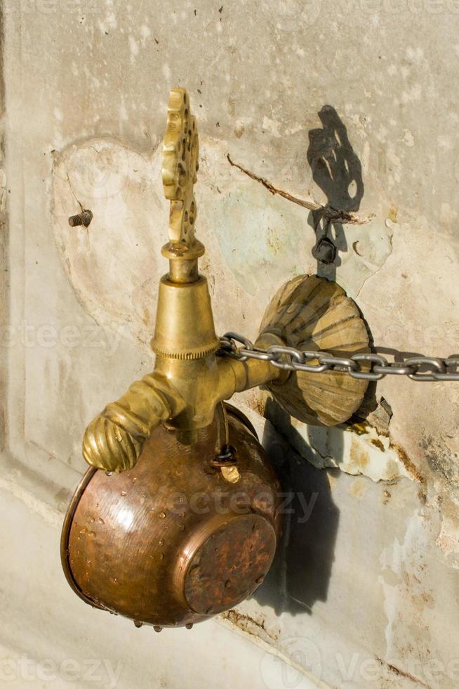 torneira de água da fonte antiga otomana foto