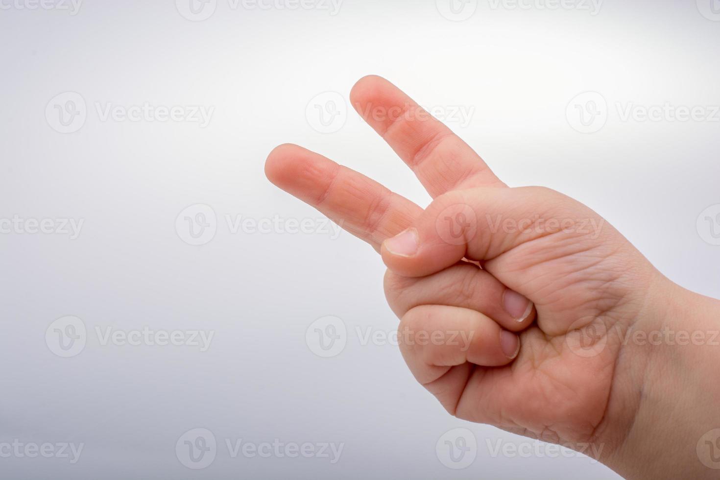 mão fazendo um gesto de número dois foto