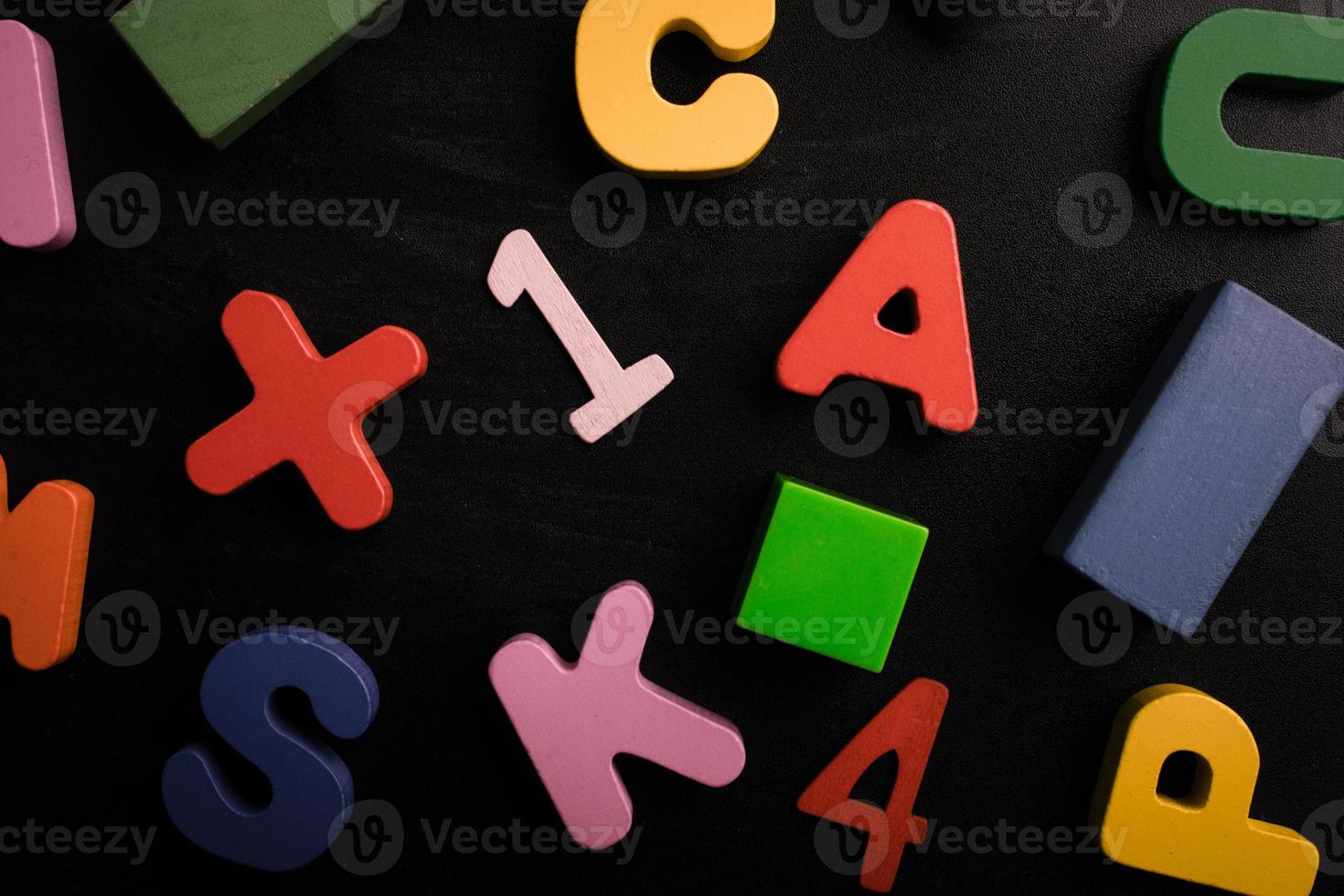 números, letras e blocos em um fundo preto foto