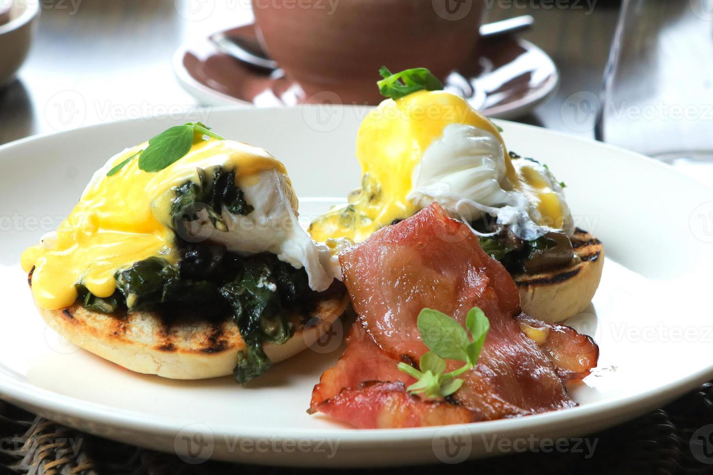 ovos benedict café da manhã com molho holandês foto