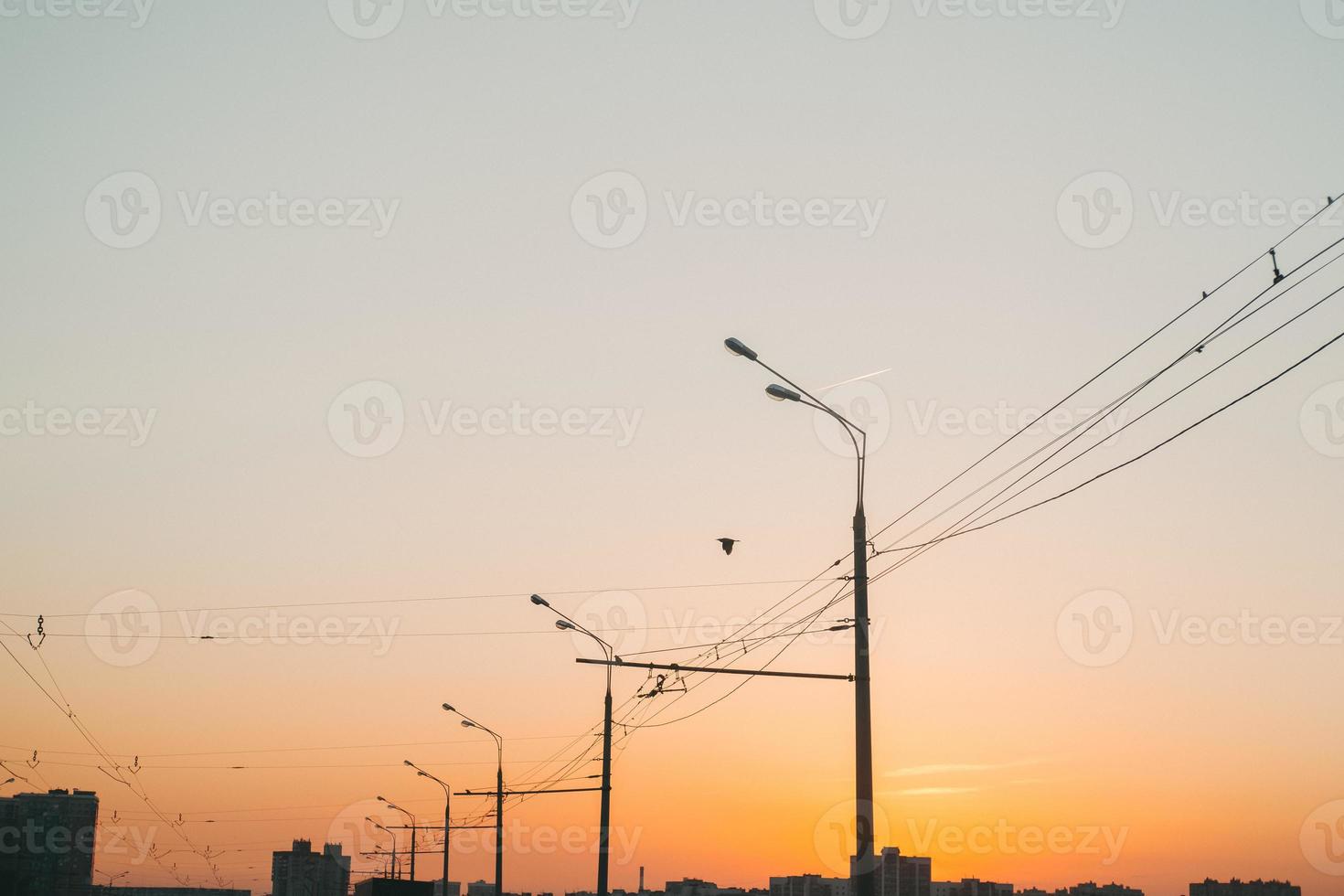 pôr do sol laranja na cidade. céu brilhante durante o pôr do sol foto