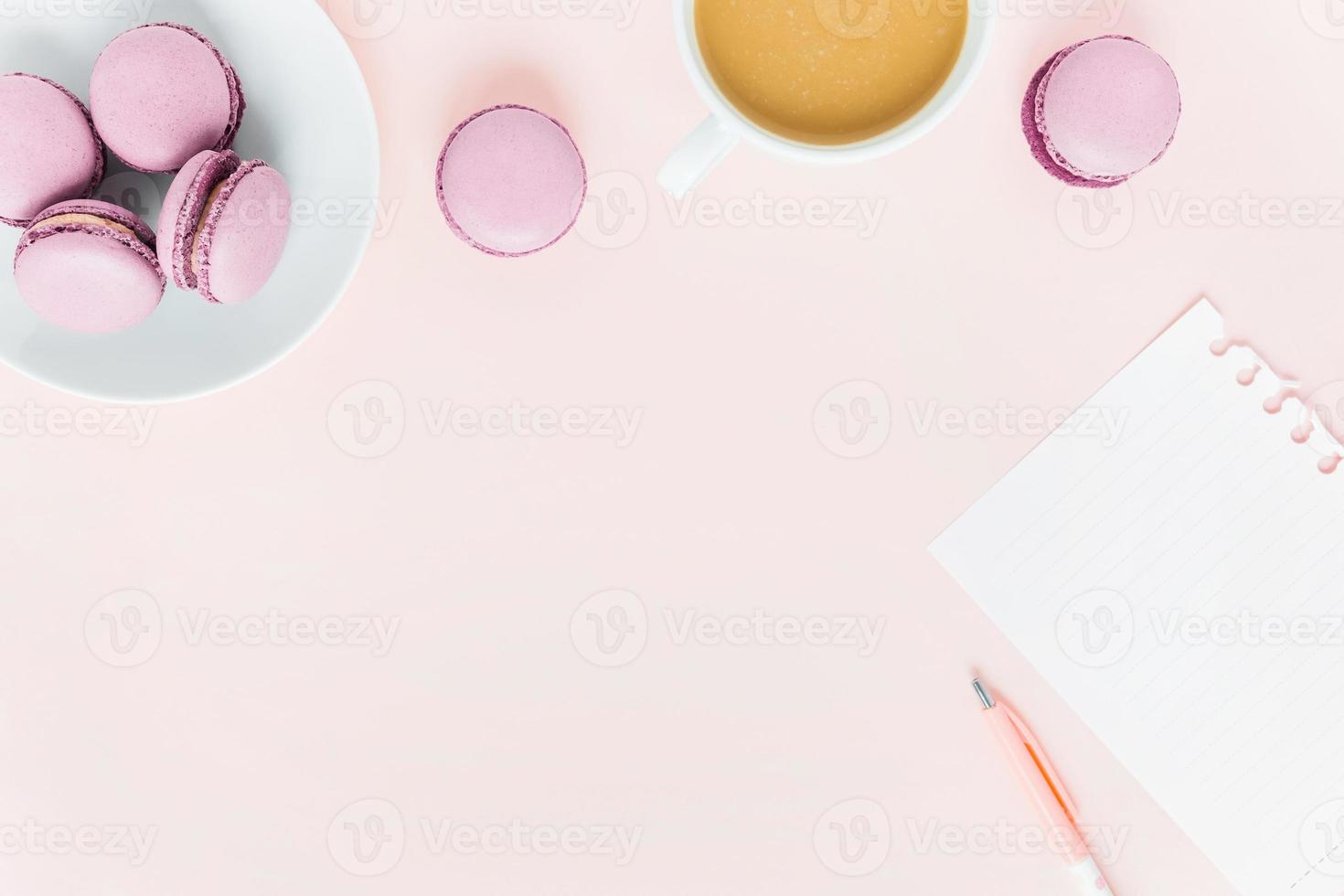 cartão com peônias café e biscoitos. foto