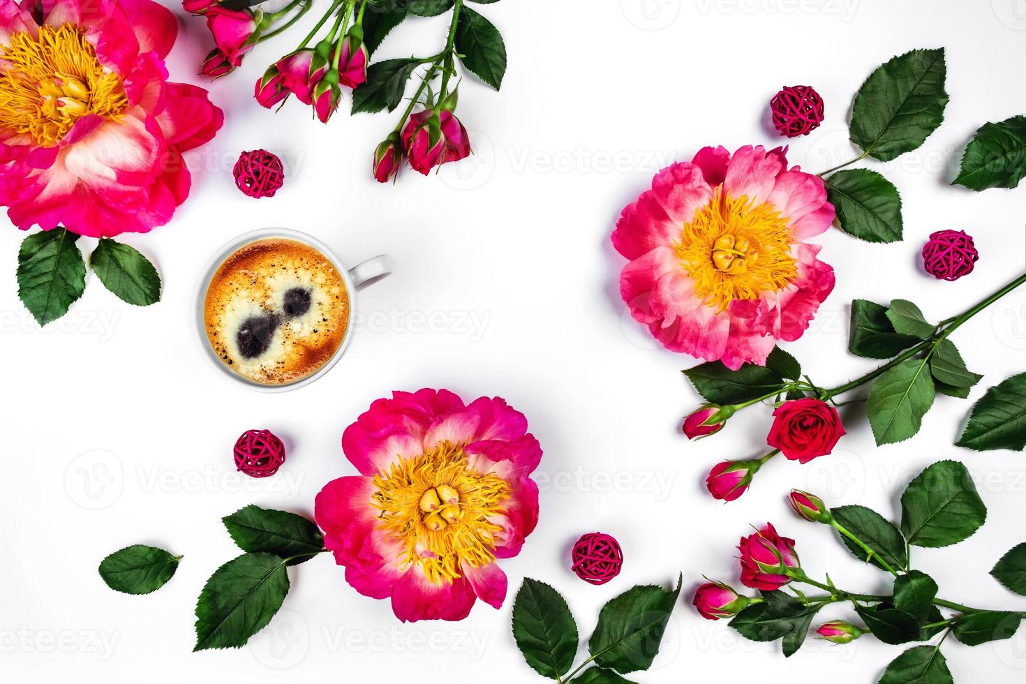 xícara de café da manhã e lindas rosas e peônias em fundo branco, vista superior. foto