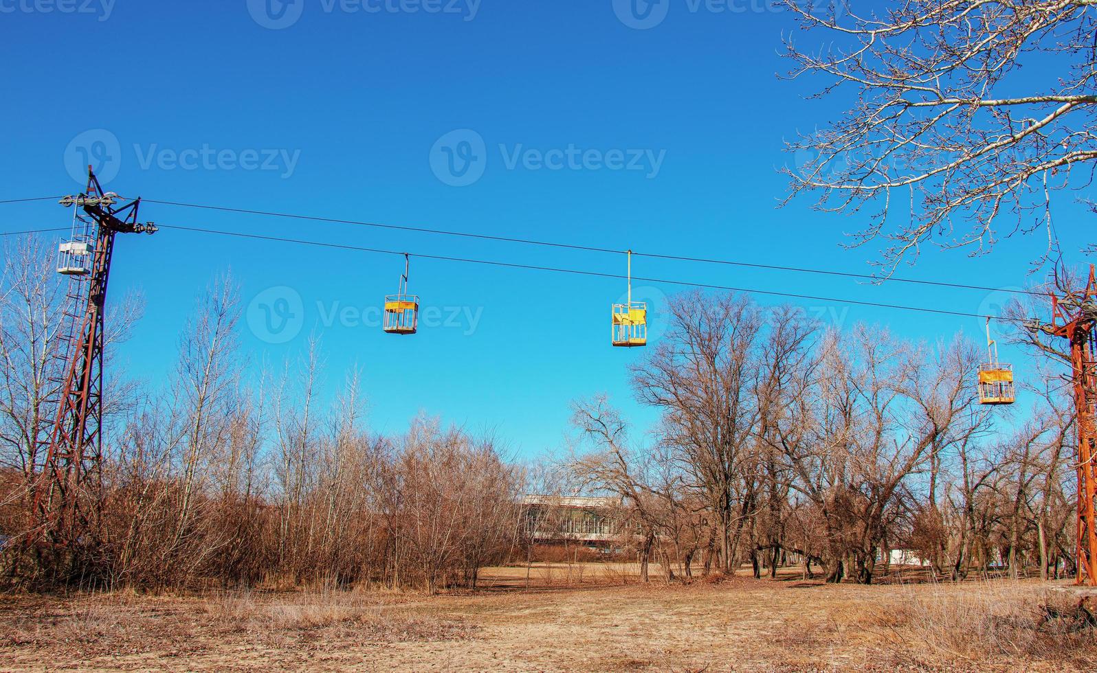 antigo teleférico em dnepropetrovsk. cabines de teleférico contra o fundo do céu azul e a paisagem urbana. foto