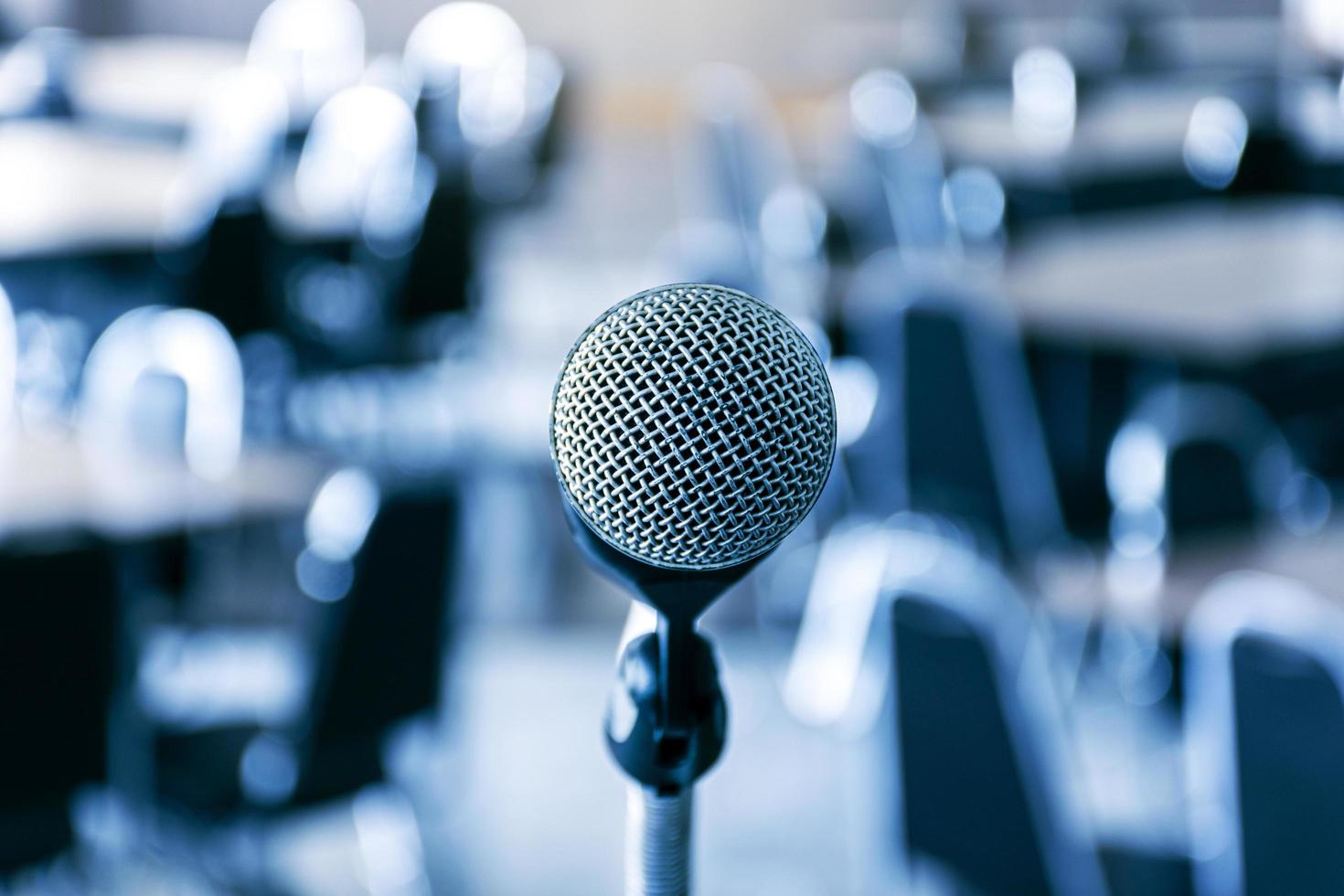 feche o microfone com tripé no palco na sala de seminários. foto