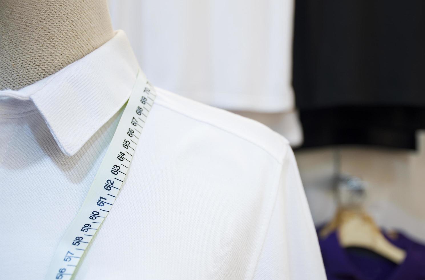close-up manequim com camisa branca e fita métrica de cintura foto