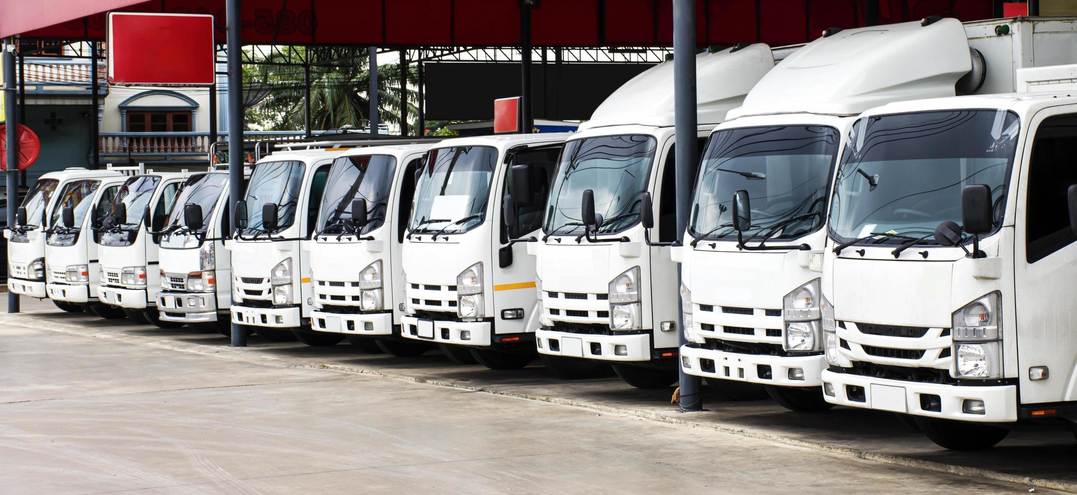 carro de caminhões usados estacionado no showroom foto