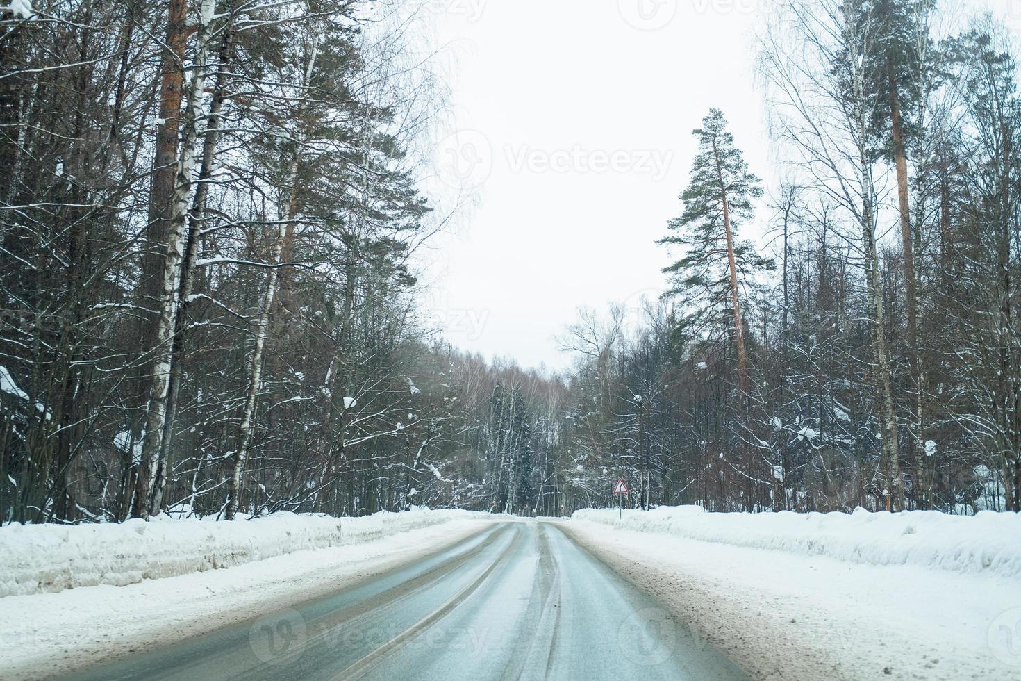 estrada através da floresta de inverno foto