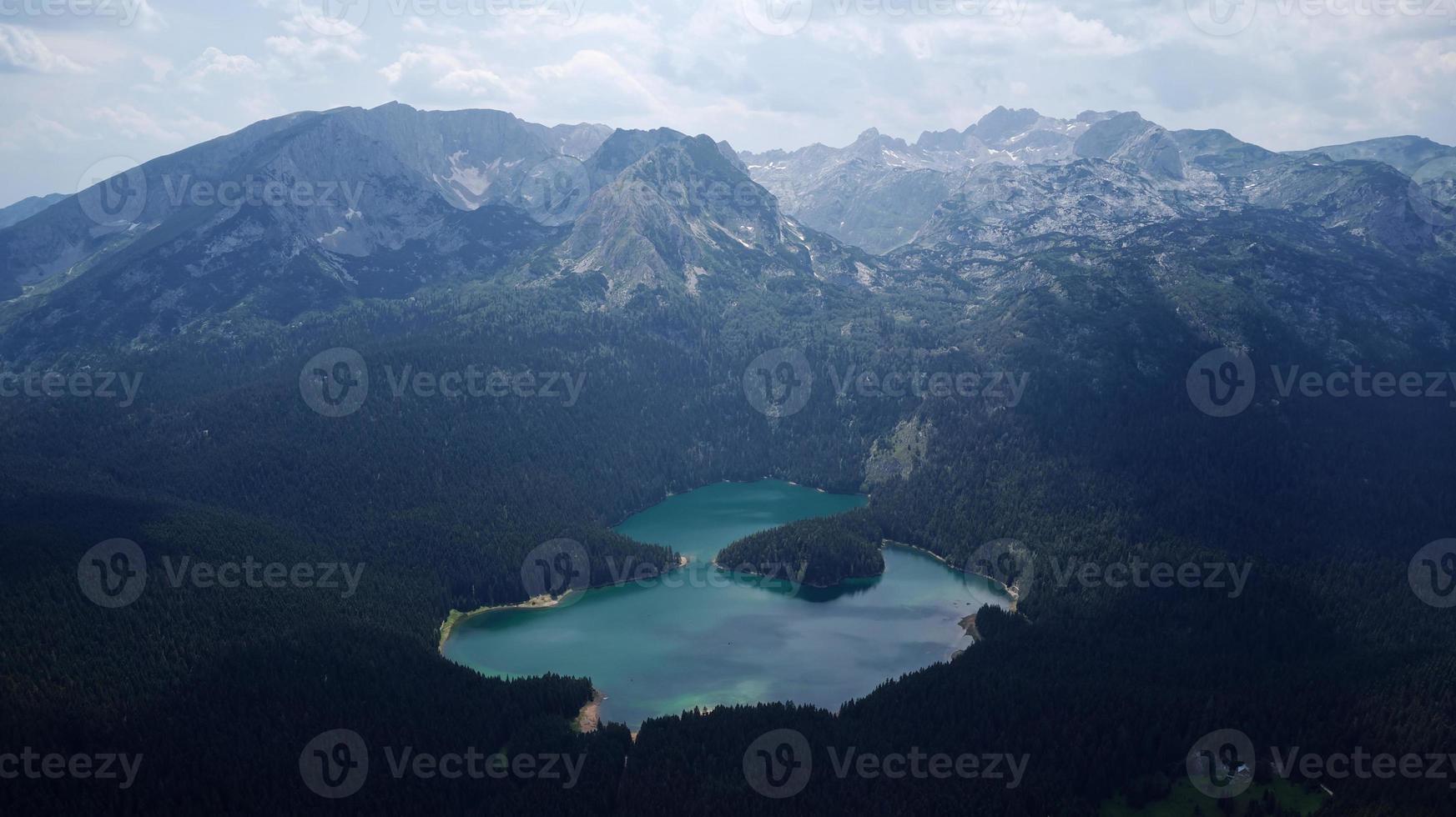vista aérea do drone do lago negro no parque nacional durmitor em montenegro. área protegida da unesco. feriados e férias na natureza. floresta ao redor do lago. foto