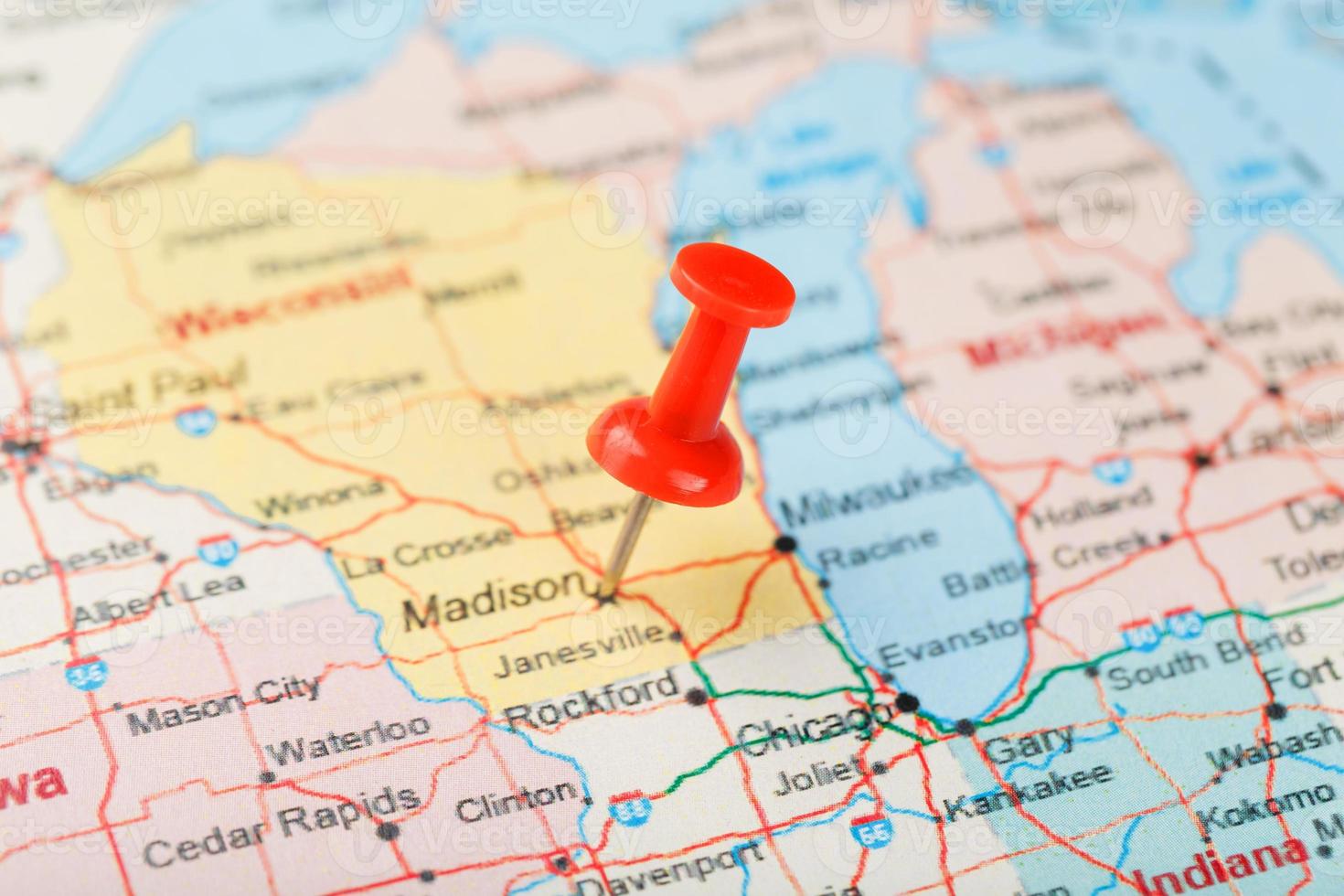 agulha clerical vermelha em um mapa dos eua, michigan e a capital lansing. fechar o mapa de michigan com red tack foto
