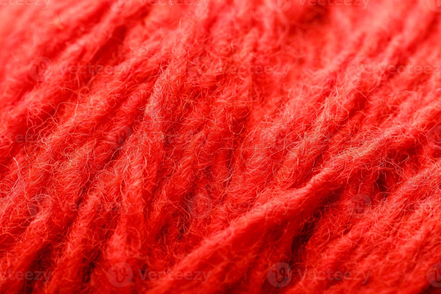 fio de lã close-up colorido fio vermelho para bordado em macro. foto