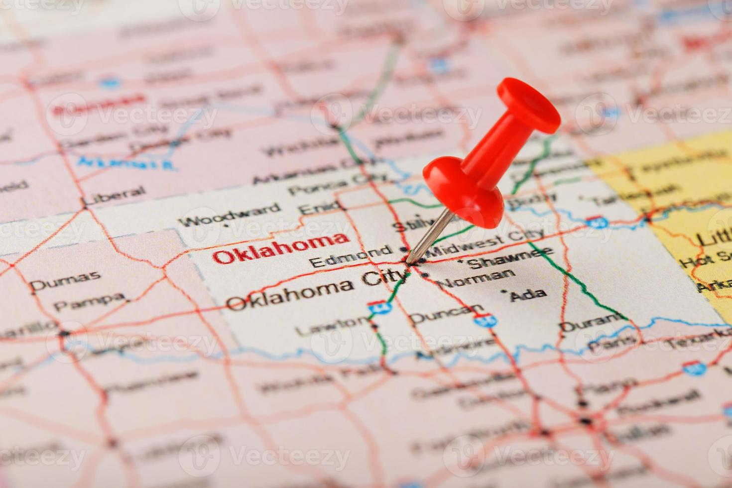 agulha clerical vermelha em um mapa dos eua, oklahoma e a capital da cidade de oklahoma. fechar o mapa de oklahoma com red tack foto