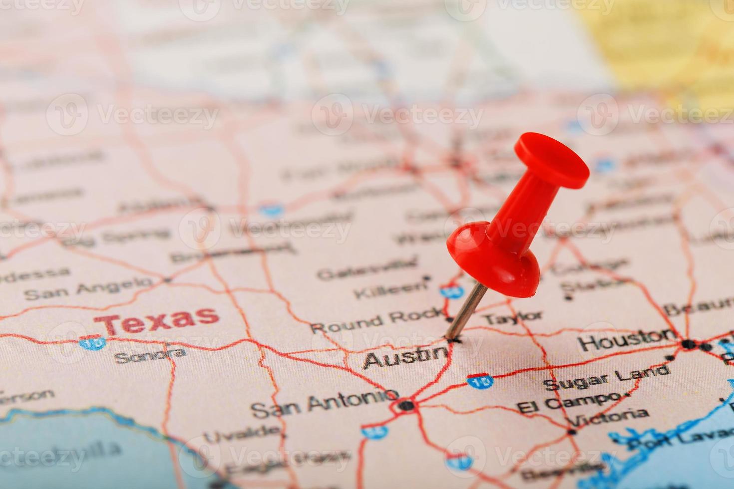 agulha clerical vermelha em um mapa dos eua, texas e a capital austin. closeup mapa texas com tachinha vermelha foto