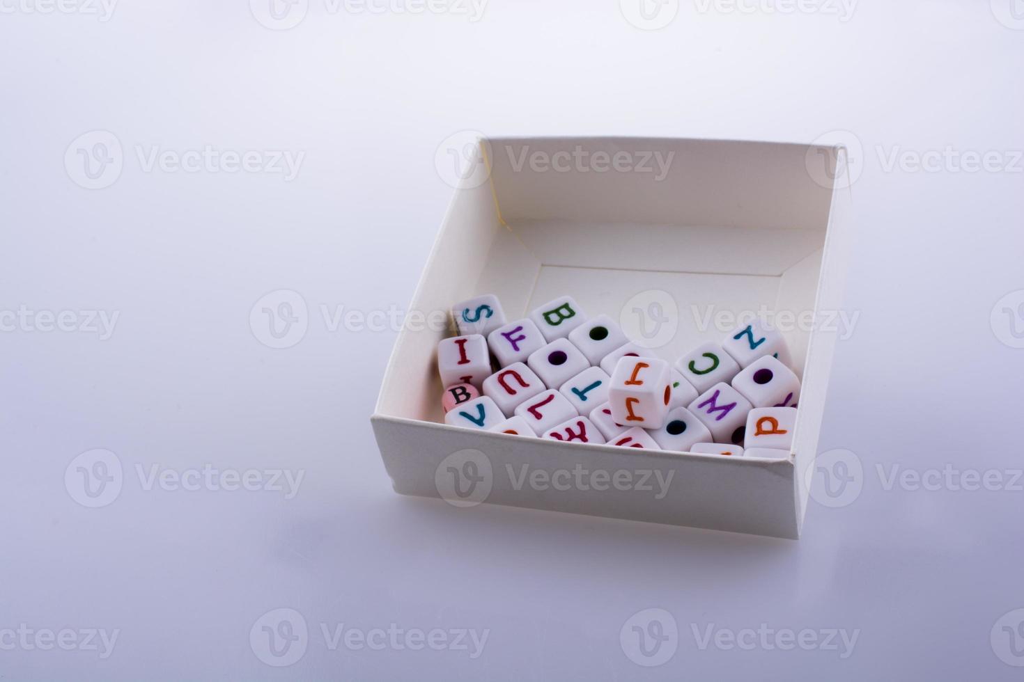 cubos coloridos de letras do alfabeto em uma caixa foto